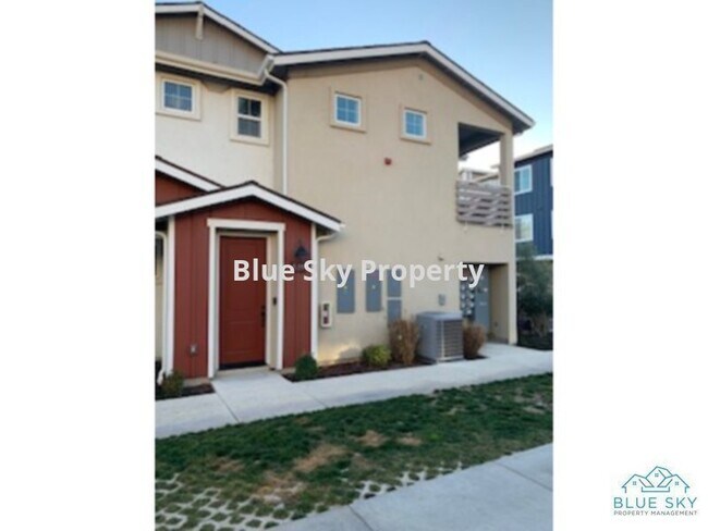 Building Photo - Charming Townhome