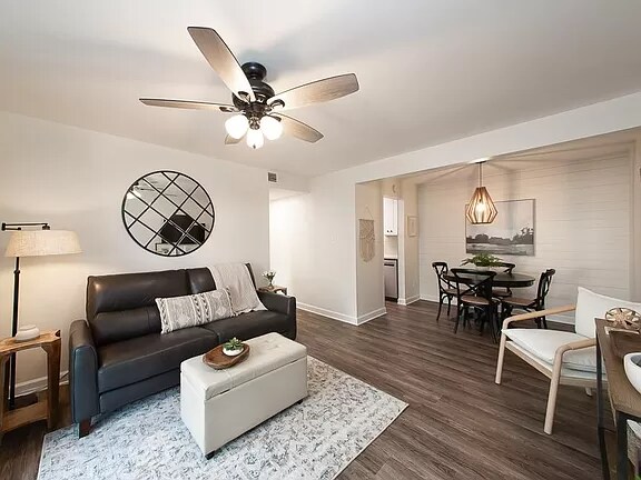 Foto del edificio - 203 Flat Creek Ct
