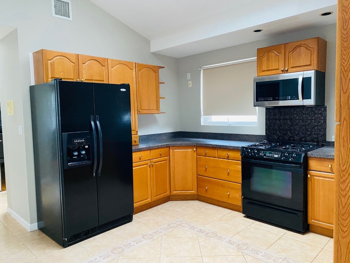 87 Margaretta Ct, Staten Island, NY 10314 House Rental in Staten