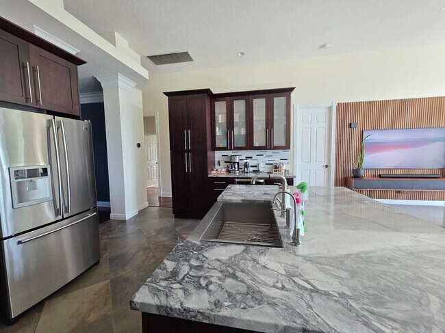 Foto del edificio - 4826 SW Lake Grove Cir