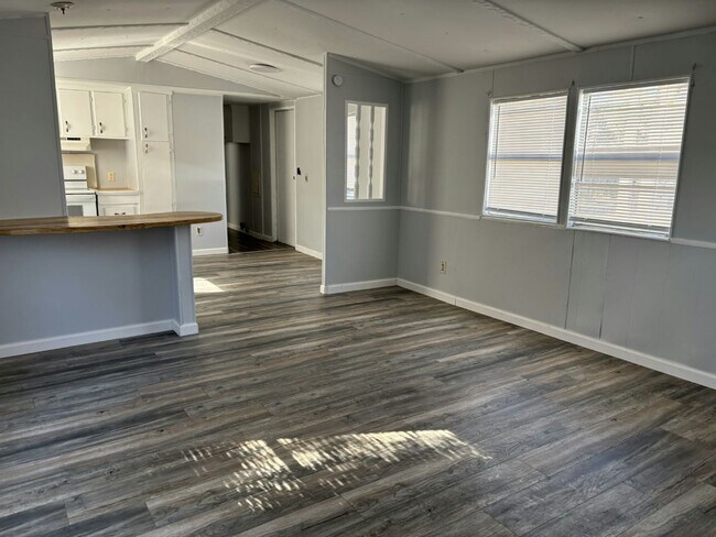 Building Photo - 11240 N Northwood Dr