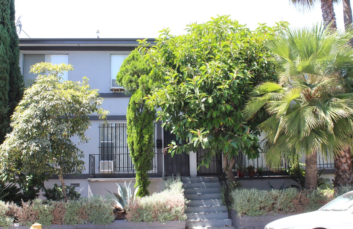 Foto principal - 1001 N Curson Ave ( 7609 Romaine )