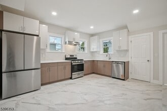 Building Photo - 19 Ashwood Ave