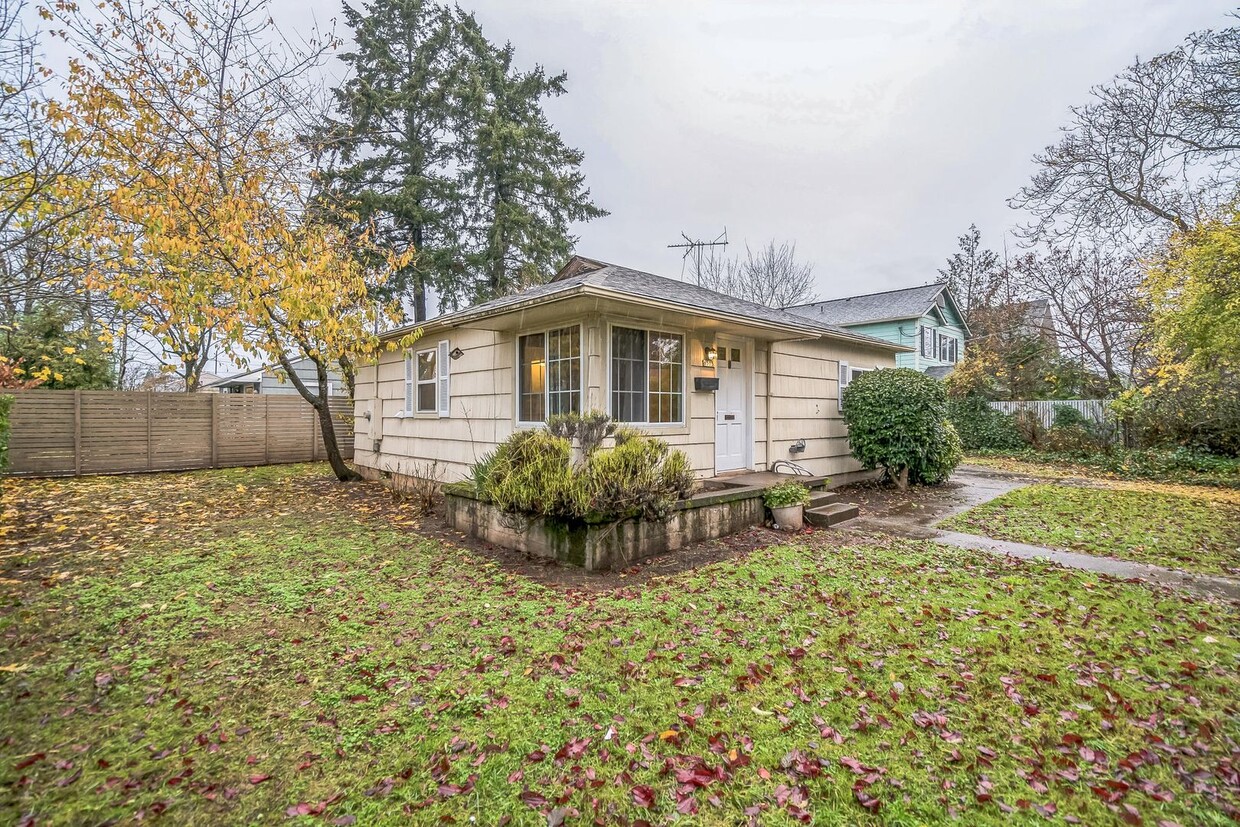 Primary Photo - SE Portland One Level Beauty - 2 Bedrooms ...