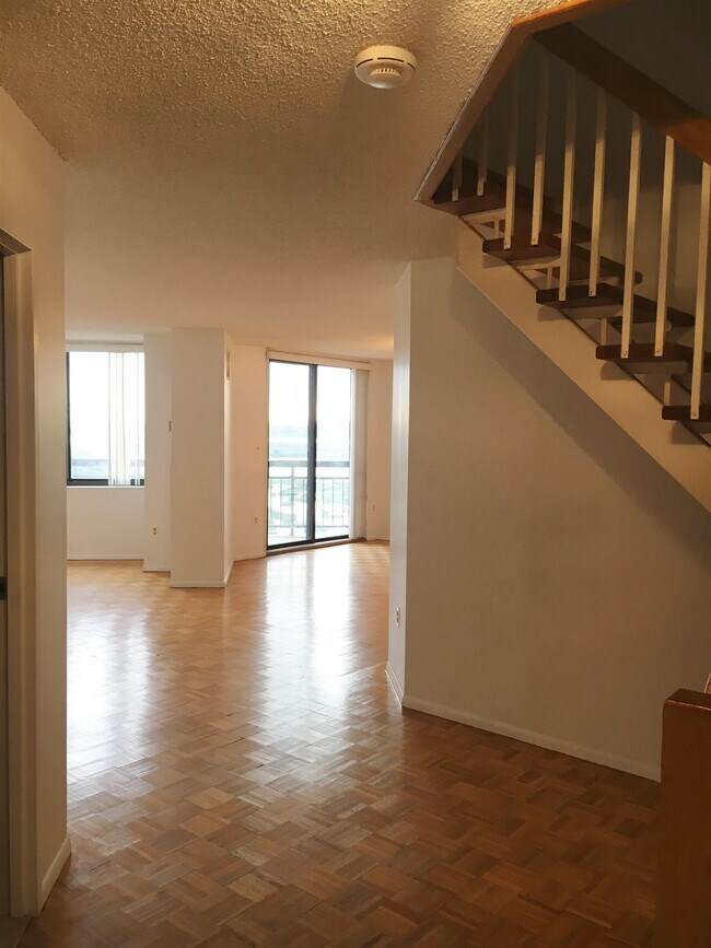 Building Photo - 1206 Harmon Cove Tower