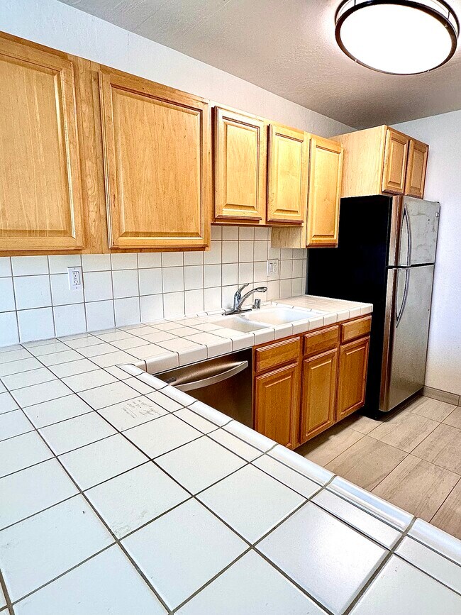 Foto del edificio - Two Clark Drive Apartments