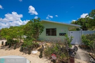 Building Photo - 805 NE 40th St