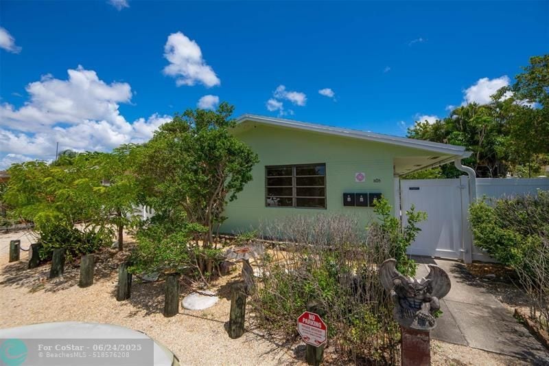 Primary Photo - 805 NE 40th St
