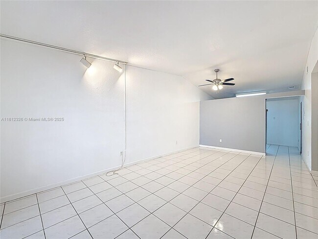 Foto del edificio - 17372 NW 76th Ct