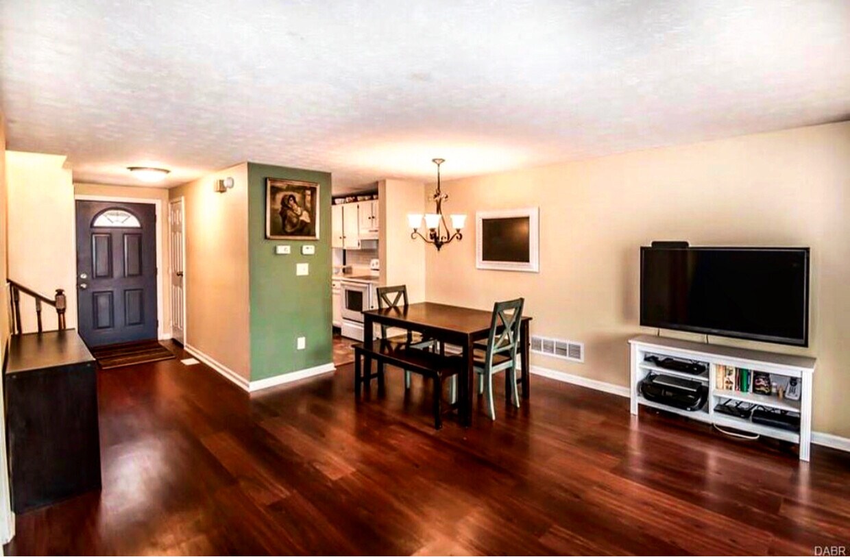 Foto del edificio - 384 Wellington Ct
