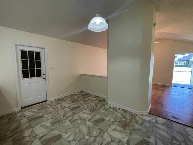 Building Photo - 921 Pine Cone Cir