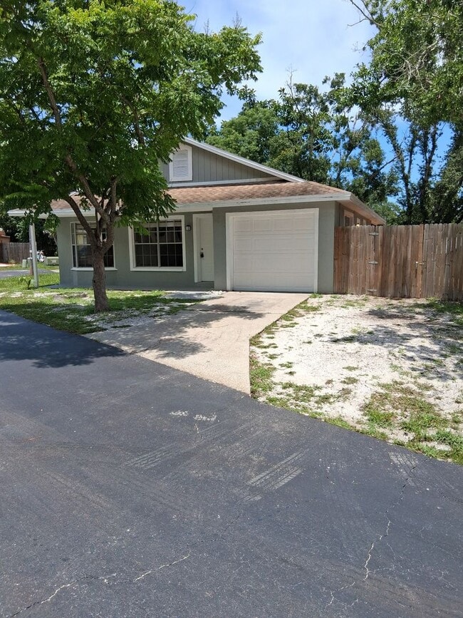 Building Photo - Amazing 3/2 located in desirable Palm Harb...