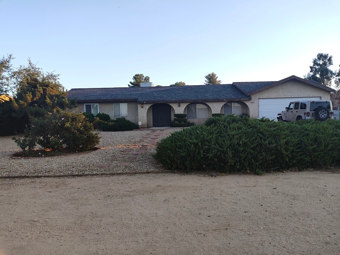 Foto principal - 18127 Hinton St