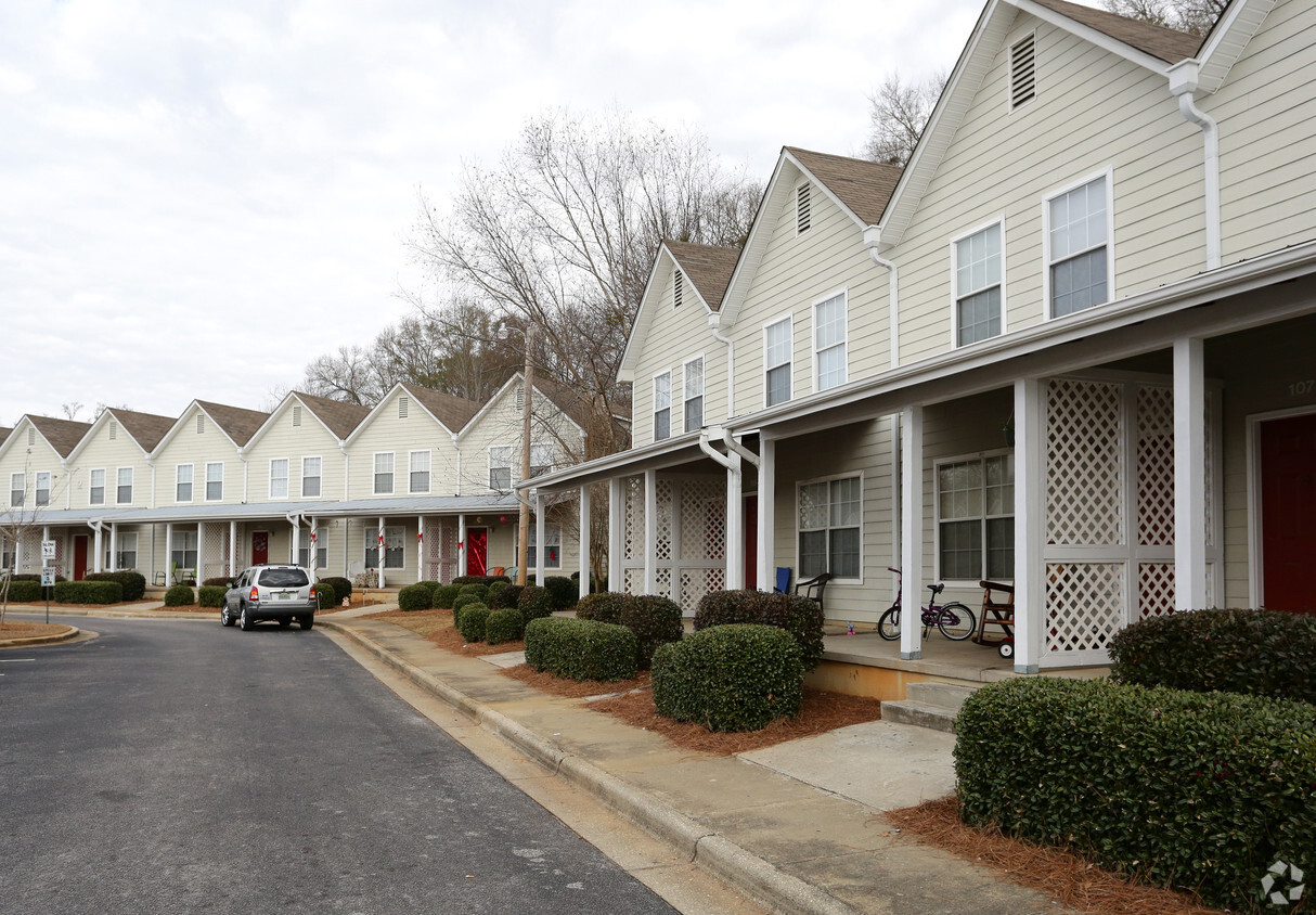 Foto principal - Darden Oaks Townhomes & Apartments