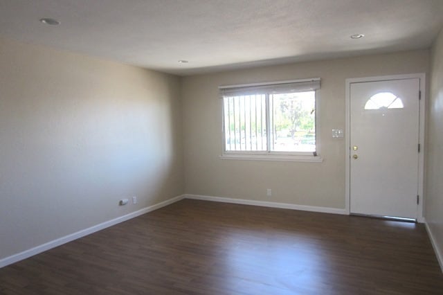 Foto del edificio - Spacious Remodeled Upstairs Apartment, 2 Bathrooms, Garage Plus 1, A/C, Balcony!