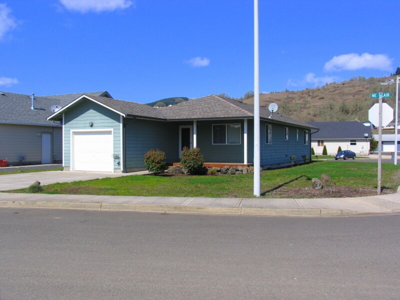Foto principal - PET FRIENDLY! Nice 3 Bedroom, 1 1/2 Bath w...