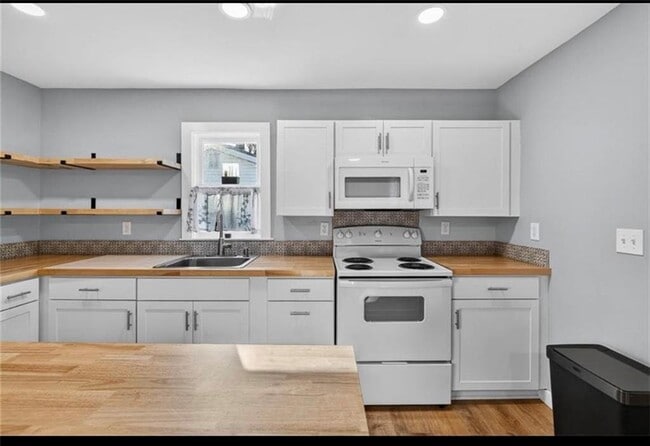 Foto del edificio - 2329 Reynolds St