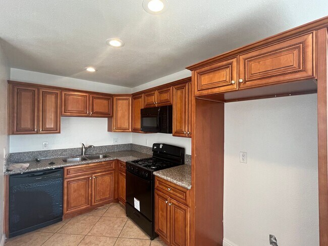 Building Photo - 658