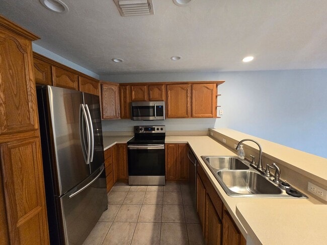 Building Photo - 3BR/3BA Two-Story Quad – Prime Location & Move-In Ready!