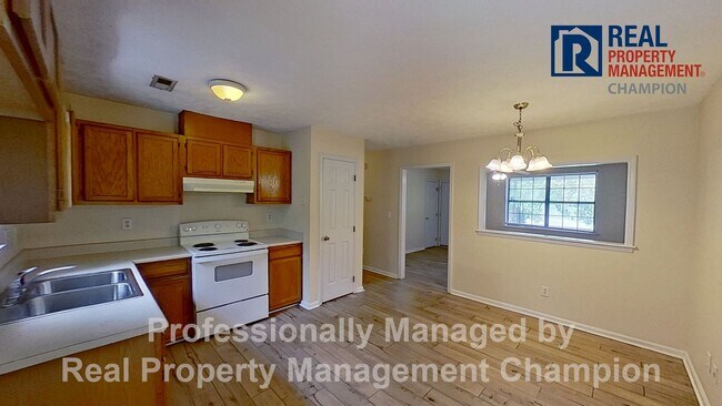 Foto del edificio - All Brick Ranch with Attached Garage on Large Lot