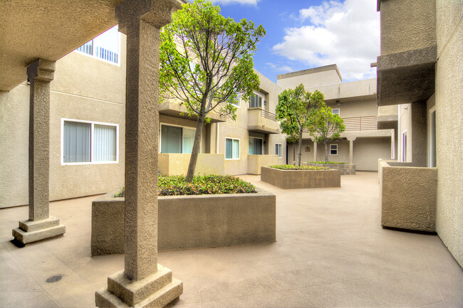 Building Photo - Courtyard on Miranda