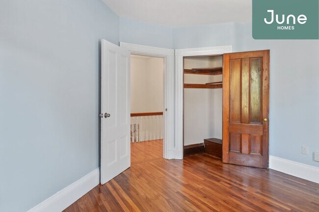 Foto del edificio - Queen room in 5-bed/1.5-bath Home