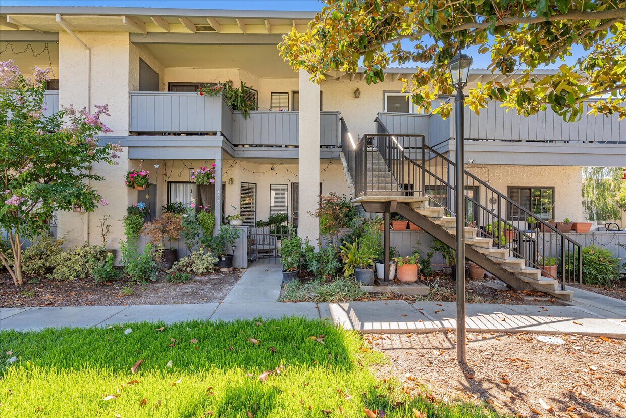 Primary Photo - 255 Kenbrook Cir