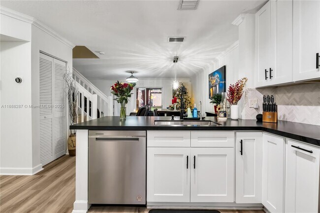 Foto del edificio - 667 NW 208th Dr