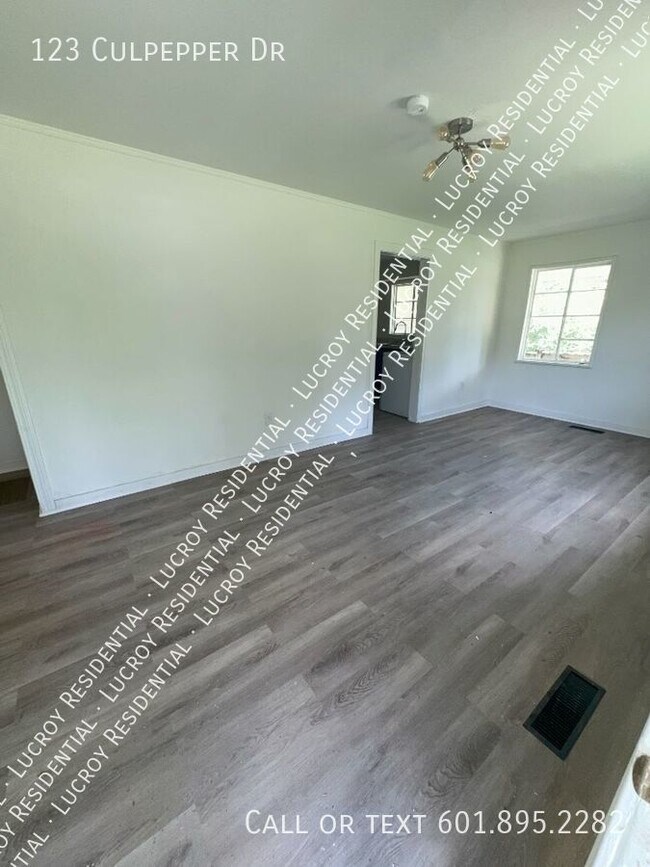 Building Photo - Cute 2-Bedroom Bungalow Rental Home in Jac...