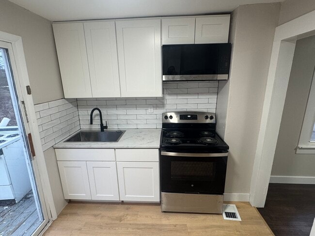 Building Photo - 32 Phelps St