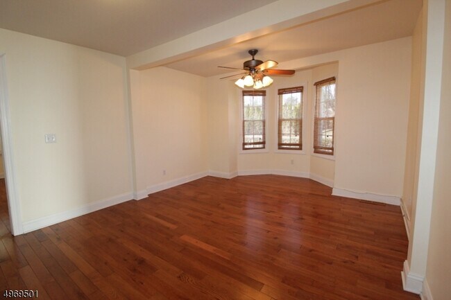 Foto del edificio - 30 White Meadow Ave