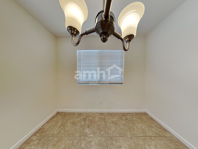 Foto del edificio - 1417 W Belmont Red Trail