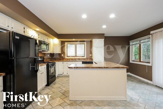 Building Photo - 5911 Clarendon Ct