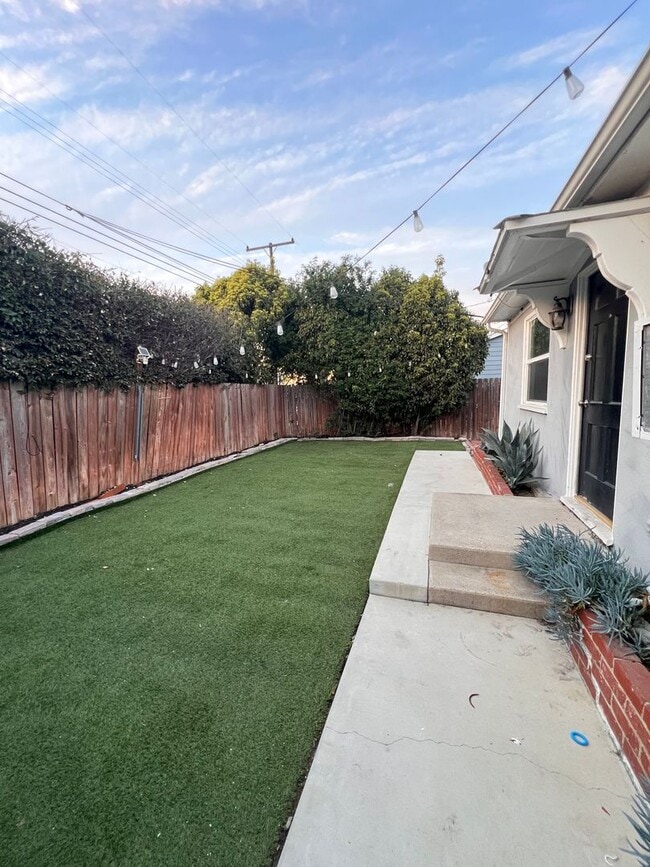 Foto del edificio - Cozy Cottage with large fenced yard, patio