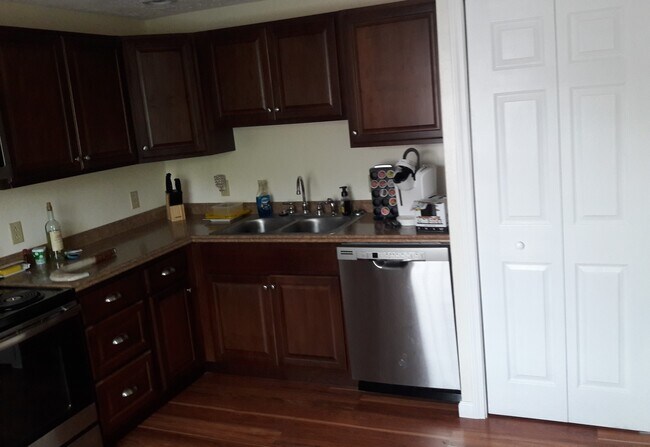 Kitchen2 - 601 Cortland Dr E