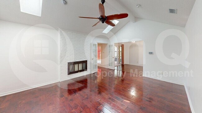 Photo - 217 Creekside Ln House