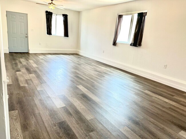 Foto del edificio - 1344 Jensen Ave