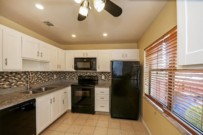 Building Photo - 5170 Tennis Ln
