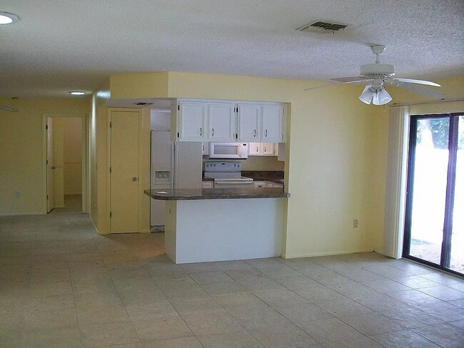 Building Photo - 4/2 Home conveniently located in Sarasota near Beaches, Jungle Gardens, Airport & Downtown!