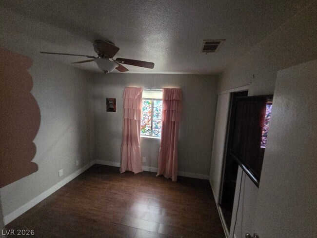 Foto del edificio - 553 Grimsby Ave