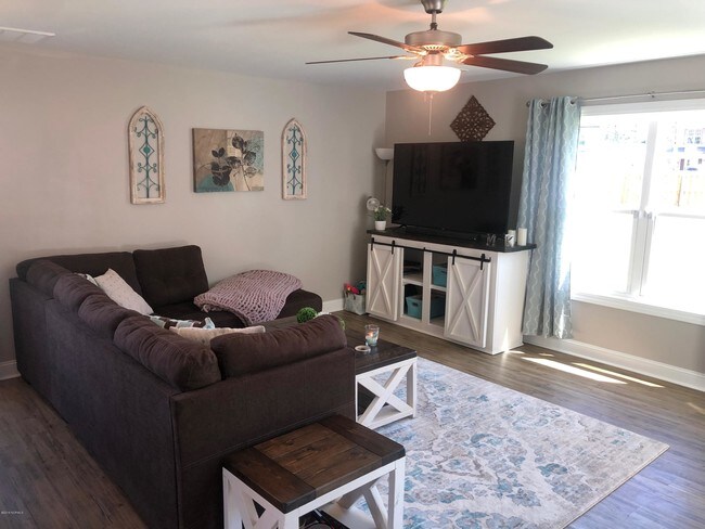 Foto del edificio - 401 Saratoga Ln