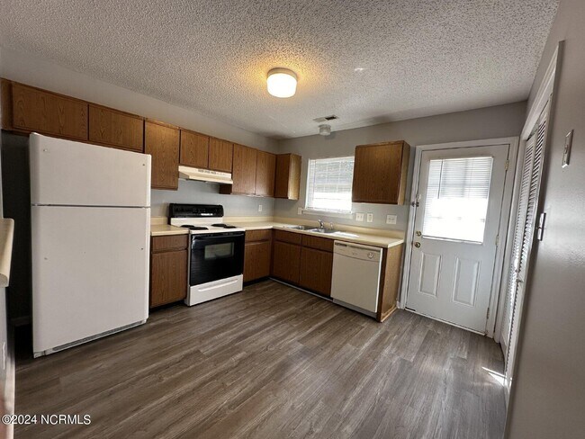 Building Photo - 205 Live Oak Ct