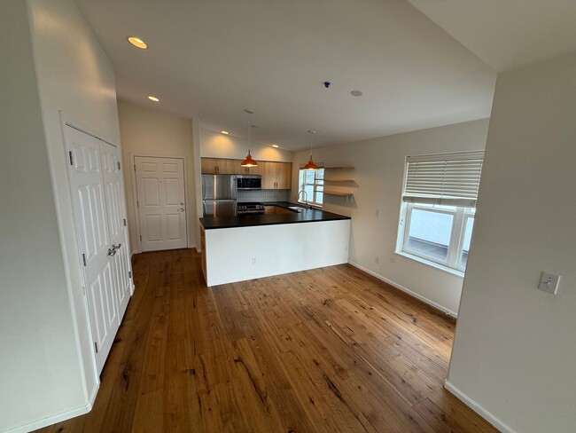 Building Photo - Fremont Top Floor Remodel 2bd with Vaulted...