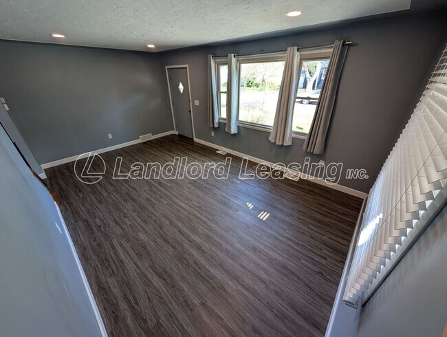Foto del edificio - Charming Brick Home with Fenced Yard and S...