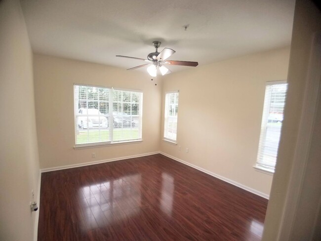 Building Photo - For Rent Beautiful 2/2 First Floor Condo a...