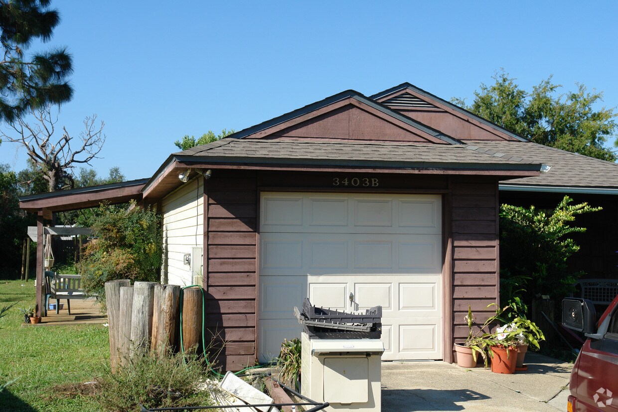 Foto del edificio - 3403B Green Briar Cir