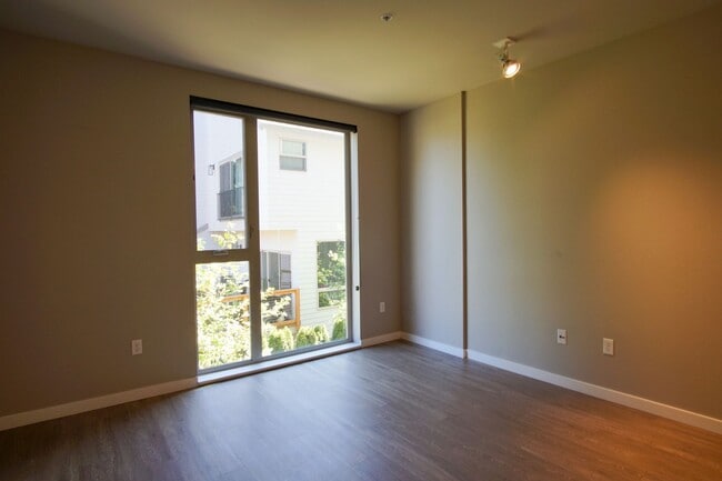 Building Photo - Modern Studio with Floor to Ceiling Windows!