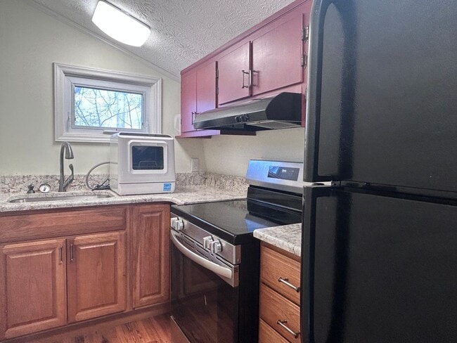 Building Photo - Cute Garage Apt and Cozy Living with a Front-Deck View