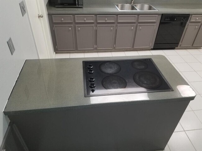 Foto del edificio - 3911 Brightwood Dr