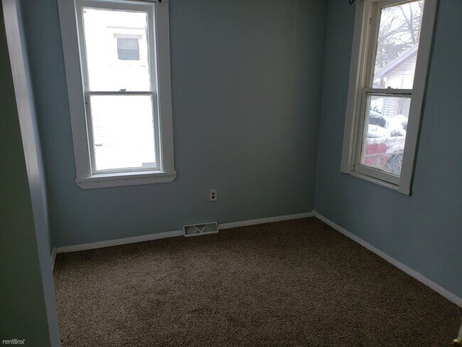 Building Photo - 2 br, 1 bath  - 119 Sutton St SW Upper unit